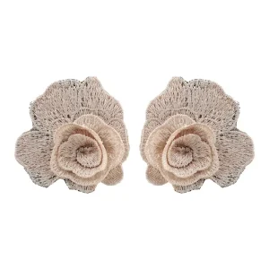 Beige earrings in the shape of a rose made 100% in thread; Made by grandmothers from Santander with the crochet technique. See all our earrings. 